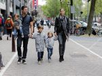 Amsterdam 27 juni 2013
Toriya Vaughan Haoud en haar man Greg Vaughan met hun kinderen op vakantie in Amsterdam.
Peter Smulders bv