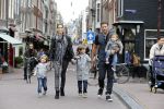 Amsterdam 27 juni 2013
Toriya Vaughan Haoud en haar man Greg Vaughan met hun kinderen op vakantie in Amsterdam.
Peter Smulders bv