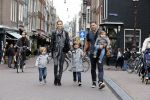 Amsterdam 27 juni 2013
Toriya Vaughan Haoud en haar man Greg Vaughan met hun kinderen op vakantie in Amsterdam.
Peter Smulders bv