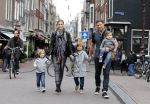 Amsterdam 27 juni 2013
Toriya Vaughan Haoud en haar man Greg Vaughan met hun kinderen op vakantie in Amsterdam.
Peter Smulders bv