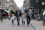 Amsterdam 27 juni 2013
Toriya Vaughan Haoud en haar man Greg Vaughan met hun kinderen op vakantie in Amsterdam.
Peter Smulders bv