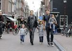 Amsterdam 27 juni 2013
Toriya Vaughan Haoud en haar man Greg Vaughan met hun kinderen op vakantie in Amsterdam.
Peter Smulders bv