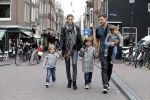 Amsterdam 27 juni 2013
Toriya Vaughan Haoud en haar man Greg Vaughan met hun kinderen op vakantie in Amsterdam.
Peter Smulders bv