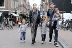 Amsterdam 27 juni 2013
Toriya Vaughan Haoud en haar man Greg Vaughan met hun kinderen op vakantie in Amsterdam.
Peter Smulders bv