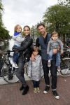 Amsterdam 27 juni 2013
Toriya Vaughan Haoud en haar man Greg Vaughan met hun kinderen op vakantie in Amsterdam.
Peter Smulders bv