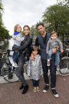 Amsterdam 27 juni 2013
Toriya Vaughan Haoud en haar man Greg Vaughan met hun kinderen op vakantie in Amsterdam.
Peter Smulders bv