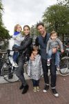 Amsterdam 27 juni 2013
Toriya Vaughan Haoud en haar man Greg Vaughan met hun kinderen op vakantie in Amsterdam.
Peter Smulders bv