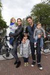Amsterdam 27 juni 2013
Toriya Vaughan Haoud en haar man Greg Vaughan met hun kinderen op vakantie in Amsterdam.
Peter Smulders bv