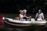 Vreeland 7 juli 2013
Wendy v Dijk en Erland Galjaard aan het varen op de vecht met hun dochter Lizzy Erland zijn dochter en vrienden.
Peter Smulders bv