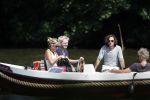 Vreeland 7 juli 2013
Wendy v Dijk en Erland Galjaard aan het varen op de vecht met hun dochter Lizzy Erland zijn dochter en vrienden.
Peter Smulders bv