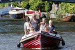 Vreeland 7 juli 2013
Wendy v Dijk en Erland Galjaard aan het varen op de vecht met hun dochter Lizzy Erland zijn dochter en vrienden.
Peter Smulders bv