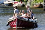 Vreeland 7 juli 2013
Wendy v Dijk en Erland Galjaard aan het varen op de vecht met hun dochter Lizzy Erland zijn dochter en vrienden.
Peter Smulders bv