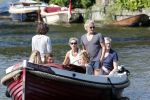 Vreeland 7 juli 2013
Wendy v Dijk en Erland Galjaard aan het varen op de vecht met hun dochter Lizzy Erland zijn dochter en vrienden.
Peter Smulders bv