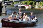 Vreeland 7 juli 2013
Wendy v Dijk en Erland Galjaard aan het varen op de vecht met hun dochter Lizzy Erland zijn dochter en vrienden.
Peter Smulders bv