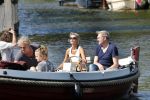Vreeland 7 juli 2013
Wendy v Dijk en Erland Galjaard aan het varen op de vecht met hun dochter Lizzy Erland zijn dochter en vrienden.
Peter Smulders bv