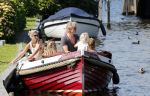 Vreeland 7 juli 2013
Wendy v Dijk en Erland Galjaard aan het varen op de vecht met hun dochter Lizzy Erland zijn dochter en vrienden.
Peter Smulders bv
