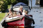 Vreeland 7 juli 2013
Wendy v Dijk en Erland Galjaard aan het varen op de vecht met hun dochter Lizzy Erland zijn dochter en vrienden.
Peter Smulders bv