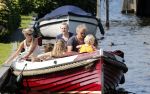 Vreeland 7 juli 2013
Wendy v Dijk en Erland Galjaard aan het varen op de vecht met hun dochter Lizzy Erland zijn dochter en vrienden.
Peter Smulders bv