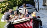 Vreeland 7 juli 2013
Wendy v Dijk en Erland Galjaard aan het varen op de vecht met hun dochter Lizzy Erland zijn dochter en vrienden.
Peter Smulders bv