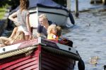 Vreeland 7 juli 2013
Wendy v Dijk en Erland Galjaard aan het varen op de vecht met hun dochter Lizzy Erland zijn dochter en vrienden.
Peter Smulders bv