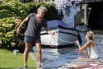 Vreeland 7 juli 2013
Wendy v Dijk en Erland Galjaard aan het varen op de vecht met hun dochter Lizzy Erland zijn dochter en vrienden.
Peter Smulders bv