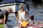 Vreeland 7 juli 2013
Wendy v Dijk en Erland Galjaard aan het varen op de vecht met hun dochter Lizzy Erland zijn dochter en vrienden.
Peter Smulders bv