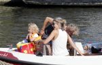 Vreeland 7 juli 2013
Wendy v Dijk en Erland Galjaard aan het varen op de vecht met hun dochter Lizzy Erland zijn dochter en vrienden.
Peter Smulders bv