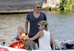 Vreeland 7 juli 2013
Wendy v Dijk en Erland Galjaard aan het varen op de vecht met hun dochter Lizzy Erland zijn dochter en vrienden.
Peter Smulders bv
