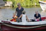Vreeland 7 juli 2013
Wendy v Dijk en Erland Galjaard aan het varen op de vecht met hun dochter Lizzy Erland zijn dochter en vrienden.
Peter Smulders bv