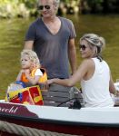 Vreeland 7 juli 2013
Wendy v Dijk en Erland Galjaard aan het varen op de vecht met hun dochter Lizzy Erland zijn dochter en vrienden.
Peter Smulders bv