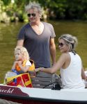 Vreeland 7 juli 2013
Wendy v Dijk en Erland Galjaard aan het varen op de vecht met hun dochter Lizzy Erland zijn dochter en vrienden.
Peter Smulders bv