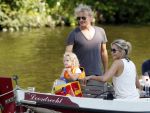 Vreeland 7 juli 2013
Wendy v Dijk en Erland Galjaard aan het varen op de vecht met hun dochter Lizzy Erland zijn dochter en vrienden.
Peter Smulders bv