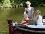 Vreeland 7 juli 2013
Wendy v Dijk en Erland Galjaard aan het varen op de vecht met hun dochter Lizzy Erland zijn dochter en vrienden.
Peter Smulders bv