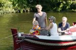 Vreeland 7 juli 2013
Wendy v Dijk en Erland Galjaard aan het varen op de vecht met hun dochter Lizzy Erland zijn dochter en vrienden.
Peter Smulders bv