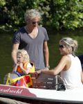 Vreeland 7 juli 2013
Wendy v Dijk en Erland Galjaard aan het varen op de vecht met hun dochter Lizzy Erland zijn dochter en vrienden.
Peter Smulders bv