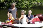 Vreeland 7 juli 2013
Wendy v Dijk en Erland Galjaard aan het varen op de vecht met hun dochter Lizzy Erland zijn dochter en vrienden.
Peter Smulders bv