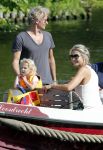 Vreeland 7 juli 2013
Wendy v Dijk en Erland Galjaard aan het varen op de vecht met hun dochter Lizzy Erland zijn dochter en vrienden.
Peter Smulders bv