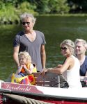 Vreeland 7 juli 2013
Wendy v Dijk en Erland Galjaard aan het varen op de vecht met hun dochter Lizzy Erland zijn dochter en vrienden.
Peter Smulders bv