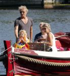 Vreeland 7 juli 2013
Wendy v Dijk en Erland Galjaard aan het varen op de vecht met hun dochter Lizzy Erland zijn dochter en vrienden.
Peter Smulders bv