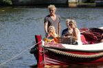 Vreeland 7 juli 2013
Wendy v Dijk en Erland Galjaard aan het varen op de vecht met hun dochter Lizzy Erland zijn dochter en vrienden.
Peter Smulders bv