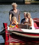 Vreeland 7 juli 2013
Wendy v Dijk en Erland Galjaard aan het varen op de vecht met hun dochter Lizzy Erland zijn dochter en vrienden.
Peter Smulders bv