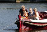 Vreeland 7 juli 2013
Wendy v Dijk en Erland Galjaard aan het varen op de vecht met hun dochter Lizzy Erland zijn dochter en vrienden.
Peter Smulders bv