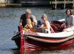 Vreeland 7 juli 2013
Wendy v Dijk en Erland Galjaard aan het varen op de vecht met hun dochter Lizzy Erland zijn dochter en vrienden.
Peter Smulders bv