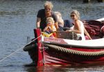 Vreeland 7 juli 2013
Wendy v Dijk en Erland Galjaard aan het varen op de vecht met hun dochter Lizzy Erland zijn dochter en vrienden.
Peter Smulders bv
