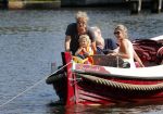 Vreeland 7 juli 2013
Wendy v Dijk en Erland Galjaard aan het varen op de vecht met hun dochter Lizzy Erland zijn dochter en vrienden.
Peter Smulders bv