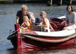 Vreeland 7 juli 2013
Wendy v Dijk en Erland Galjaard aan het varen op de vecht met hun dochter Lizzy Erland zijn dochter en vrienden.
Peter Smulders bv