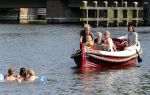 Vreeland 7 juli 2013
Wendy v Dijk en Erland Galjaard aan het varen op de vecht met hun dochter Lizzy Erland zijn dochter en vrienden.
Peter Smulders bv