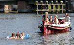 Vreeland 7 juli 2013
Wendy v Dijk en Erland Galjaard aan het varen op de vecht met hun dochter Lizzy Erland zijn dochter en vrienden.
Peter Smulders bv