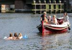 Vreeland 7 juli 2013
Wendy v Dijk en Erland Galjaard aan het varen op de vecht met hun dochter Lizzy Erland zijn dochter en vrienden.
Peter Smulders bv