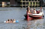 Vreeland 7 juli 2013
Wendy v Dijk en Erland Galjaard aan het varen op de vecht met hun dochter Lizzy Erland zijn dochter en vrienden.
Peter Smulders bv